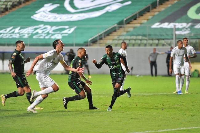 Ademir, de pnalti, ampliou para o Amrica sobre o Grmio: 2 a 0