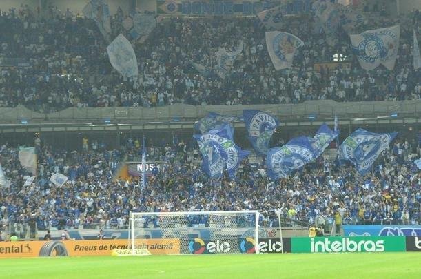 Torcedores do Cruzeiro lotam as arquibancadas do Mineiro para acompanhar a partida vlida pelas quartas de final da Copa do Brasil