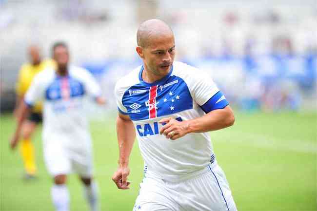 Alex participou de jogo festivo no Mineiro e elogiou Arrascaeta, atual camisa 10 do Cruzeiro
