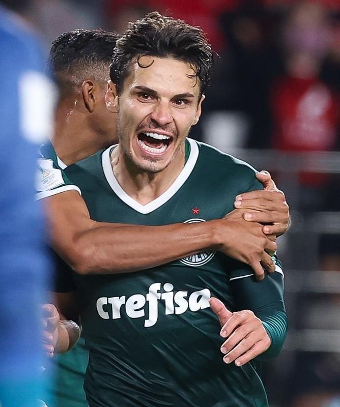O Palmeiras derrotou, nesta tera-feira (8), o Al Ahly, do Egito, por 2 a 1, no Estdio Al Nahyan, e garantiu vaga na do Mundial de Clubes. Em Abu Dhabi, nos Emirados rabes, Raphael Veiga e Dudu deram show, cada um com um gol e uma assistncia.