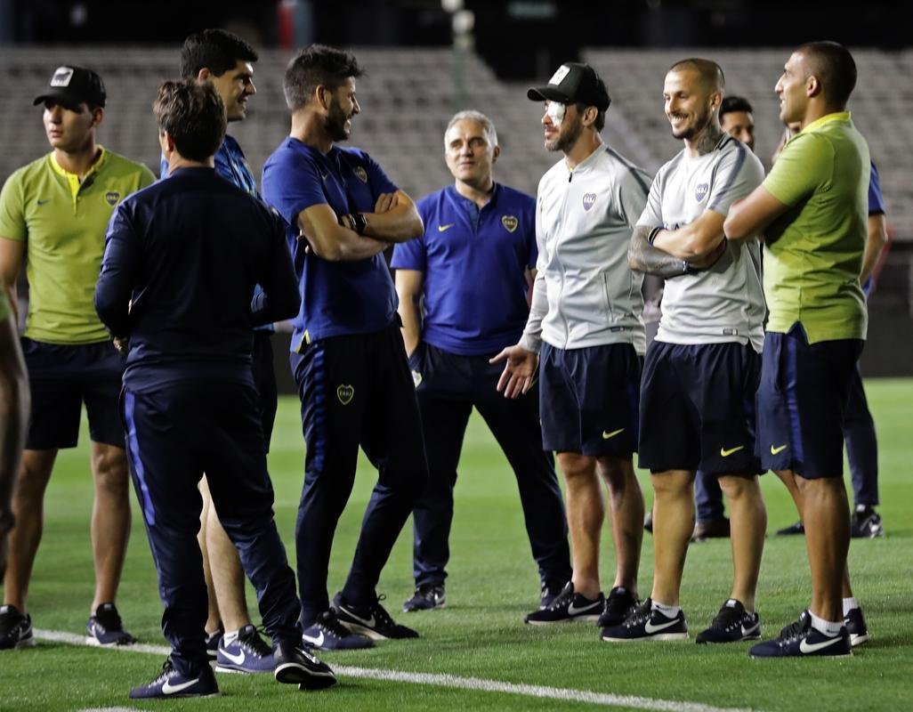 Depois do adiamento da final da Libertadores, jogadores de River Plate e Boca Juniors estiveram no gramado do Monumental de Nez e trocaram algumas palavras amistosas