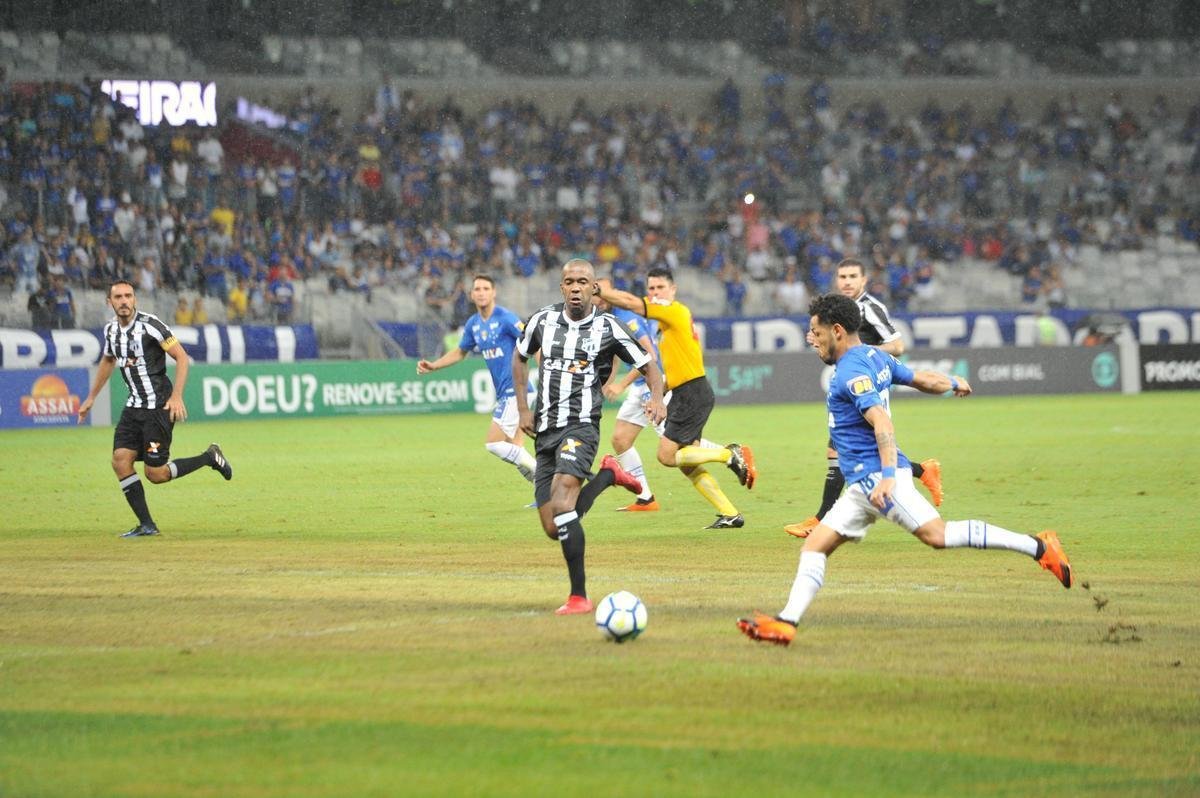 Fotos de Cruzeiro x Cear, no Mineiro, em jogo atrasado da 27 rodada do Brasileiro