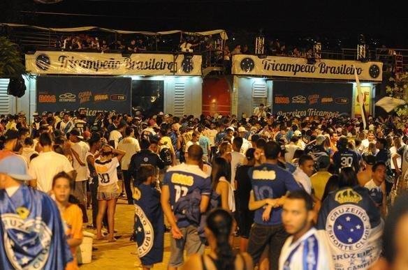 O jogo entre Cruzeiro e Bahia, no Mineiro, foi marcado no somente pela entrega do trofu ao campeo brasileiro, mas tambm por diversas confuses. Integrantes de duas torcidas organizadas entraram em confronto violento do lado de fora do estdio. A Polcia Militar agiu rpido e teve muito trabalho para conter os vndalos. Foi, inclusive, formado um bloqueio com o intuito de evitar mais problemas. Os cruzeirenses que aparecem na galeria de imagens registradas pelo reprter fotogrfico Marcos Vieira esto protegidos pelo cerco, pois no se envolveram em brigas e estavam apenas se retirando do local.