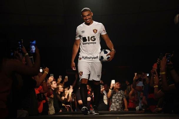 Festa de lançamento dos novos uniformes contou com a presença de jogadores e show de Paralamas de Sucesso