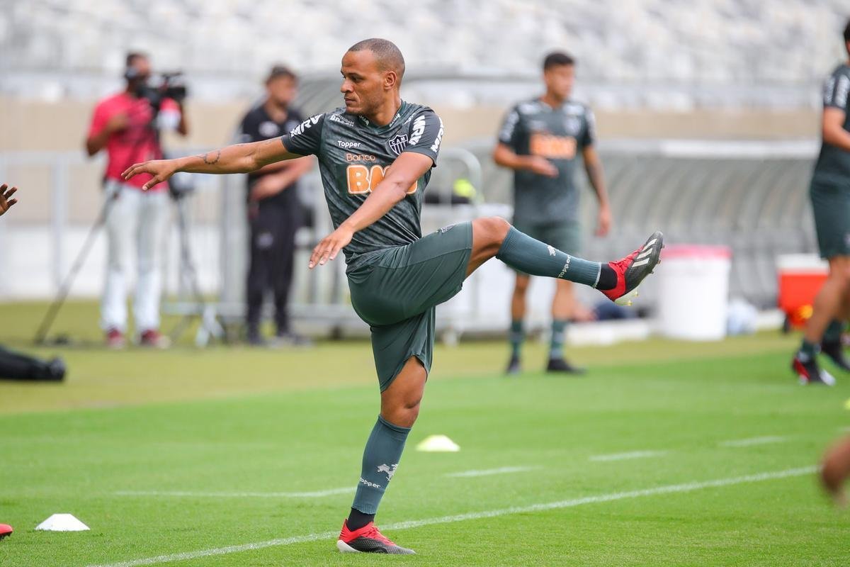 Levir Culpi comanda treino no Mineiro antes da estreia no Grupo E da Libertadores