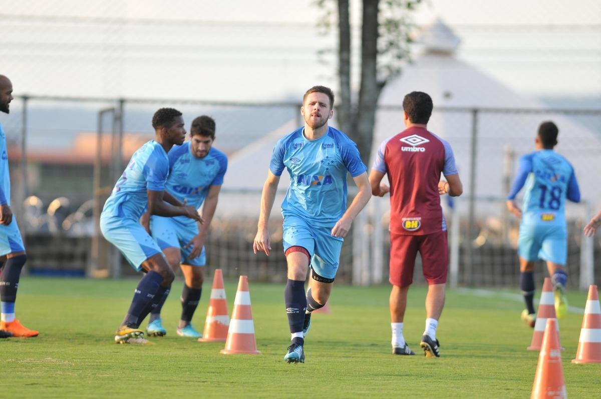 Fotos do treino do Cruzeiro desta segunda-feira, na Toca da Raposa II (Alexandre Guzanshe/EM D.A Press)