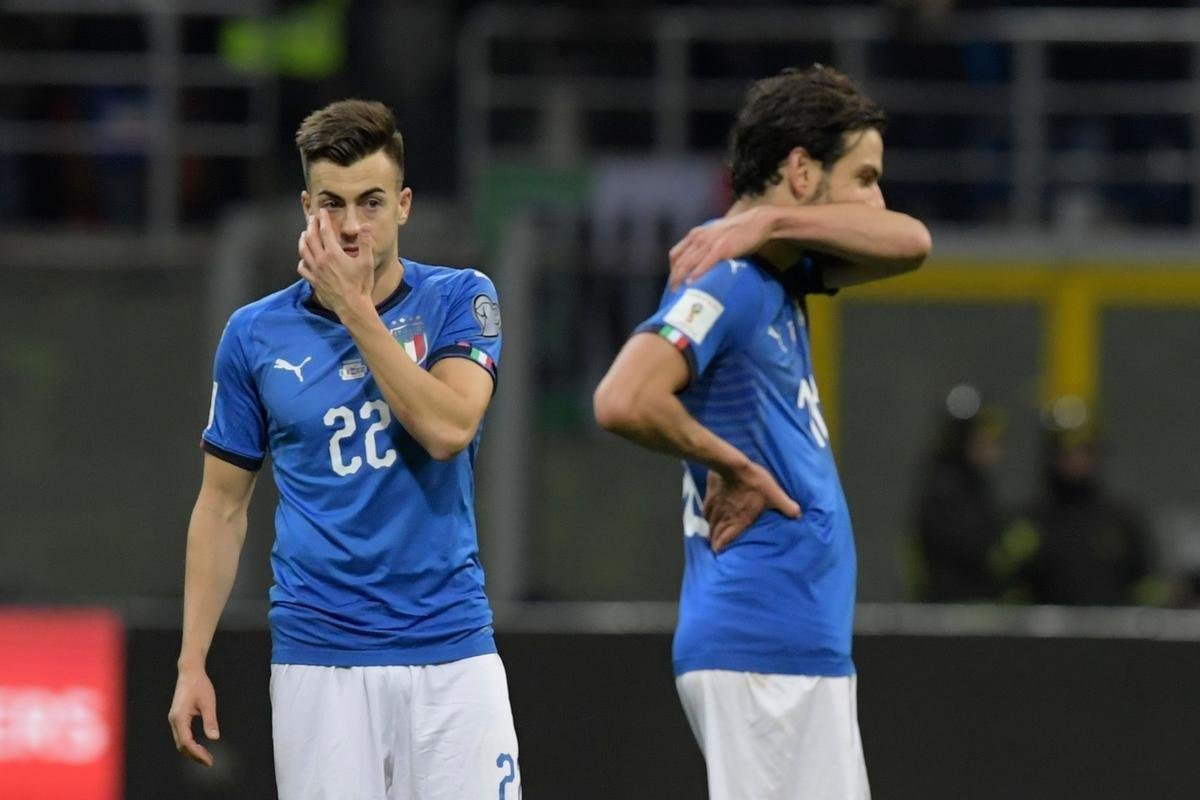 Imagens da decepo italiana com a eliminao diante da Sucia na repescagem: Azzurra fora da Copa