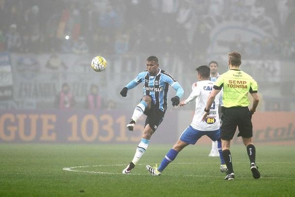 Sob forte neblina em Porto Alegre, Cruzeiro  batido pelo Grmio e vai para lanterna do Brasileiro