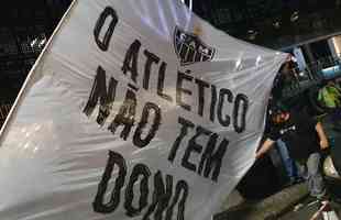 Torcedores do Atltico protestaram em frente  sede do clube nesta segunda-feira (21/11)