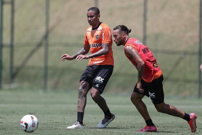 Com seriedade, mas tambm descontrao, o Atltico treinou sob sol forte na manh desta sexta-feira (21), na Cidade do Galo, em Vespasiano. Este foi o quinto dia de pr-temporada para o clube mineiro em 2022, sob o comando do tcnico argentino Antonio 'El Turco' Mohamed. Novas baixas, o volante Allan e o atacante Keno testaram positivo para COVID-19 e no participaram das atividades (ambos cumprem perodo de sete dias de isolamento social).