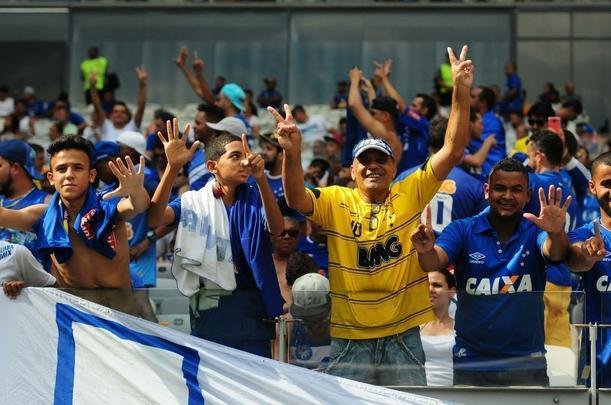 Fotos das torcidas de Cruzeiro e Atlético no Mineirão