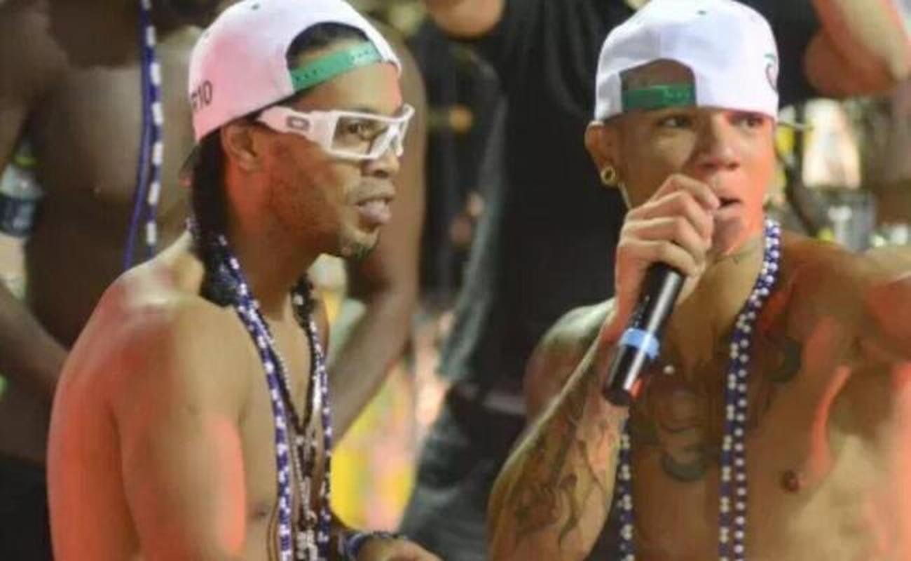 Ronaldinho com o cantor Edcity no carnaval de Salvador, em 2014