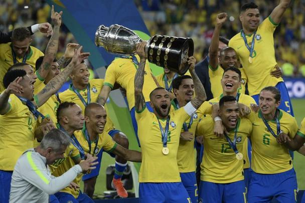 Seleção Brasileira derrota Peru por 3 a 1, conquista Copa América e ergue a taça no Maracanã; veja as fotos da festa do Brasil