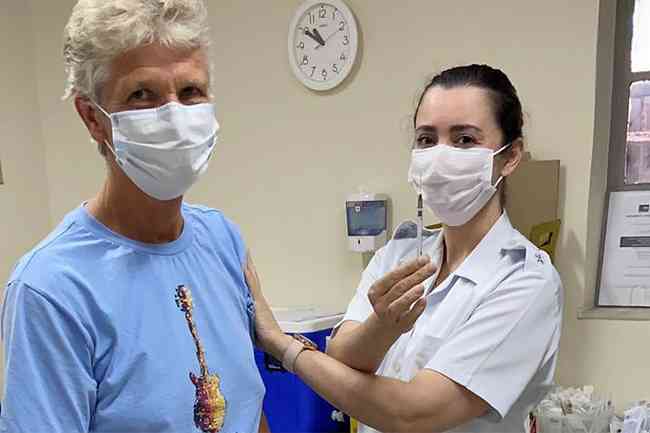Treinadora de 61 anos foi vacinada com a dose da Pfizer, doada pelo COI ao Ministrio da Sade
