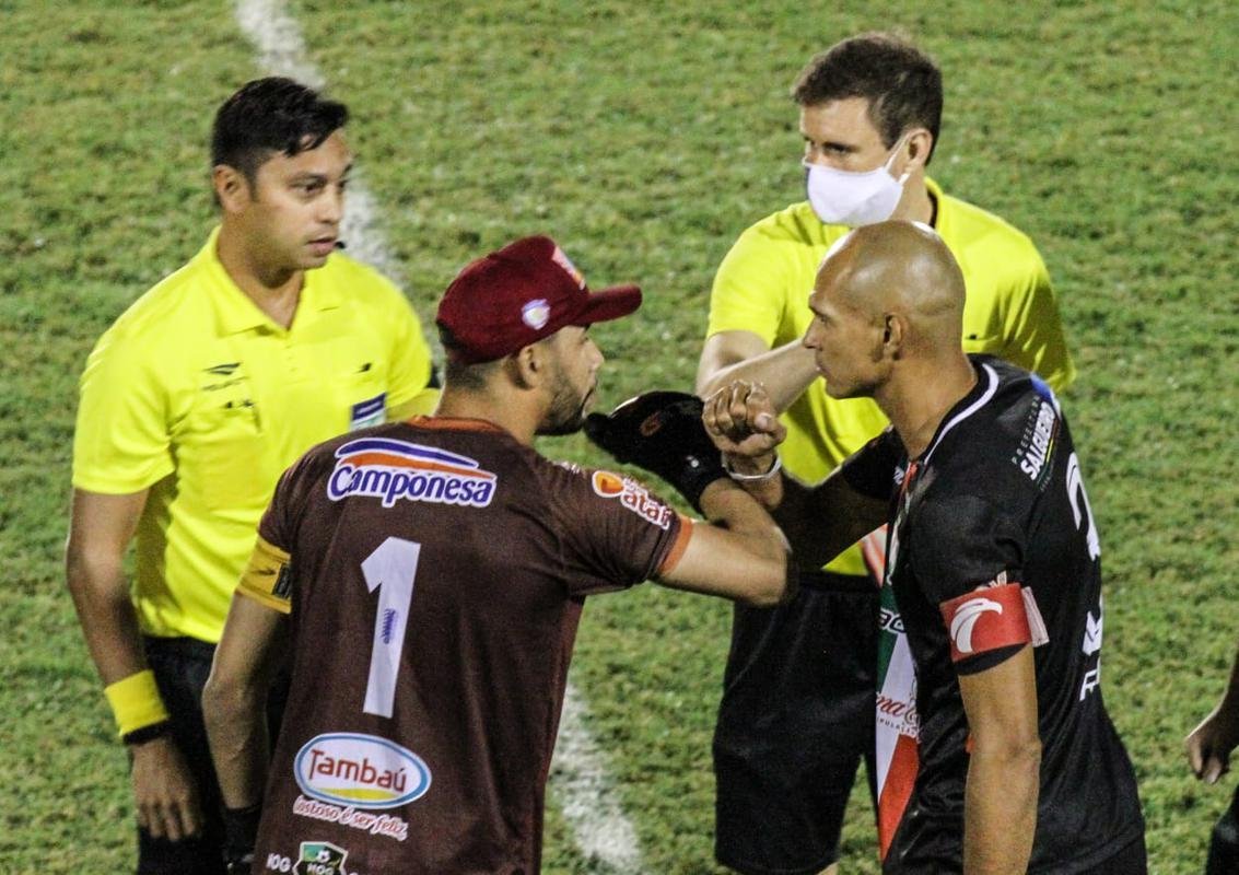 Jogando em casa, o Salgueiro foi melhor e imps o placar de 3 a 0 sobre o Afogados, confirmando a sua terceira deciso de ttulo do Campeonato Pernambucano, segunda contra o Santa Cruz.