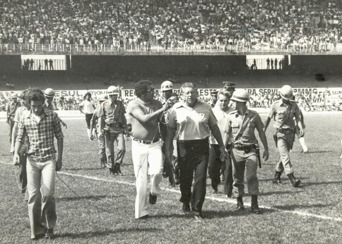 Fotos da carreira do polmico tcnico Yustrich, o Homo