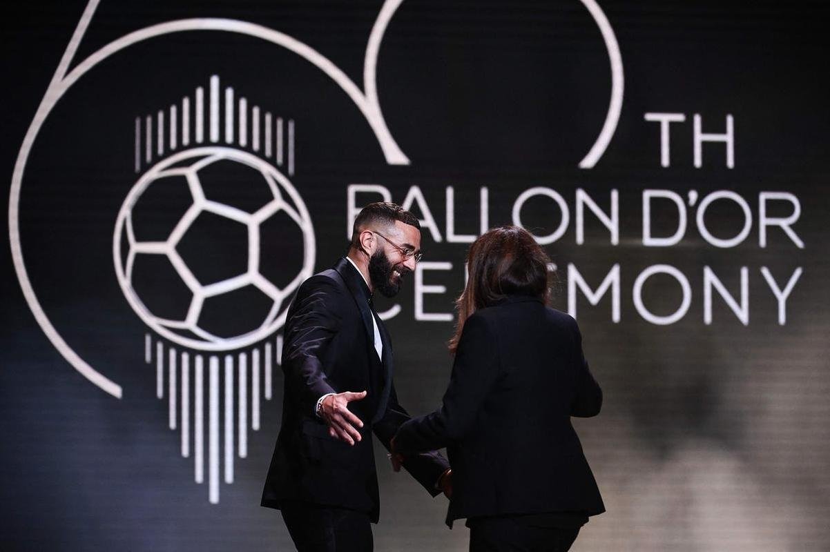 Karim Benzema recebe prmio Bola de Ouro, da Revista France Football, como melhor do mundo na temporada 2021/22. 