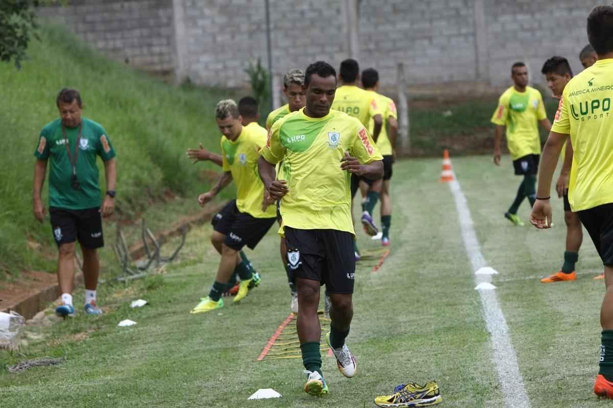 O elenco do Amrica se reapresentou para a temporada 2015 na tarde desta segunda-feira, no CT Lanna Drumond. Depois de reunio com integrantes do conselho de administrao, os jogadores foram para um campo secundrio, onde realizaram o primeiro trabalho com bola. O gramado principal passa por reformas.