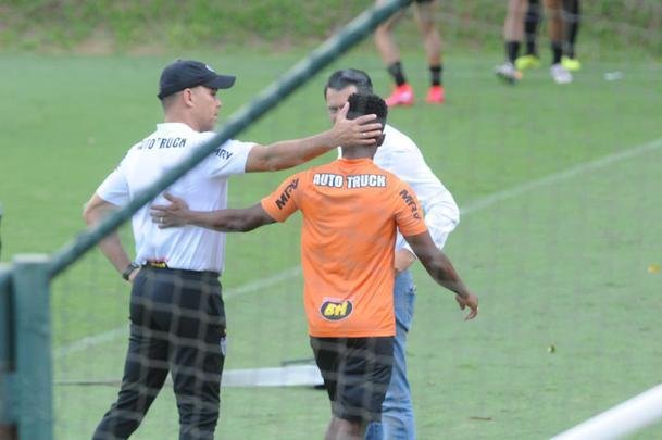 Treino do Atltico nesta segunda-feira, na Cidade do Galo, contou com a volta do meia  Juan Cazares. Direo no chegou a acordo para vend-lo a clube saudita. Tcnico Rafael Dudamel relacionou 23 jogadores para a viagem a Santa Fe, local da estreia na Sul-Americana, quinta-feira, contra o Unin-ARG. Jogador equatoriano ficou fora da lista.