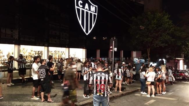 Festa da torcida do Atltico pela conquista do tricampeonato mineiro. Torcedores foram  sede do clube, em Lourdes, na regio Centro-Sul de BH, para celebrar a vitria sobre o Cruzeiro na final nica