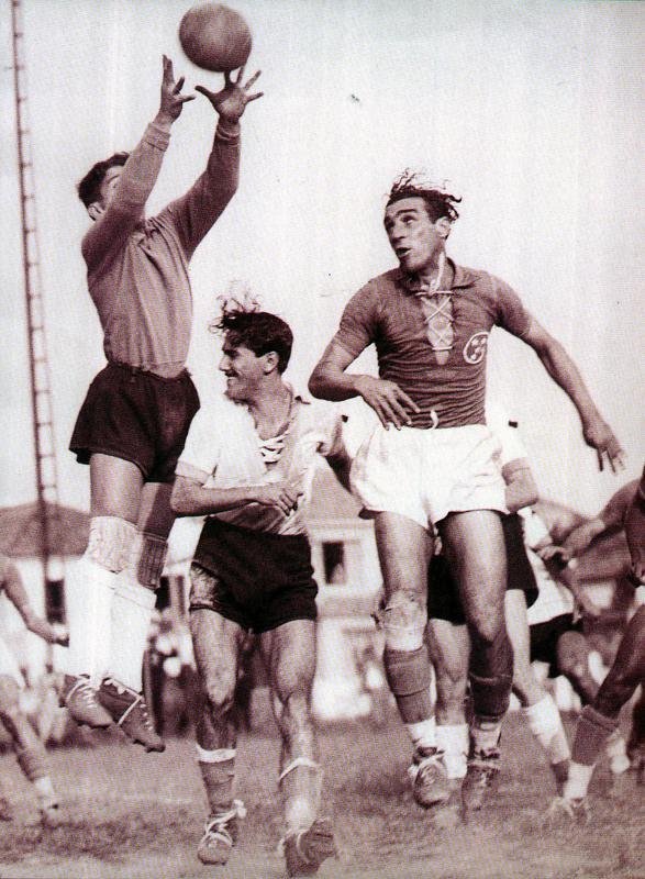 Atacante Niginho (Leonzio Fantoni), do Cruzeiro, em disputa de bola area com o goleiro Aldo, do Amrica