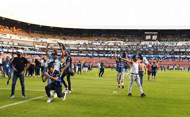 Torcedores de Querétaro e Atlas invadiram gramado do estádio La Corregidora em briga generalizada