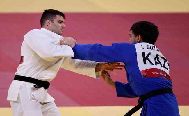 Rafael Macedo compete contra Islam Bozbayev no jud na Olimpada de Tquio 2020