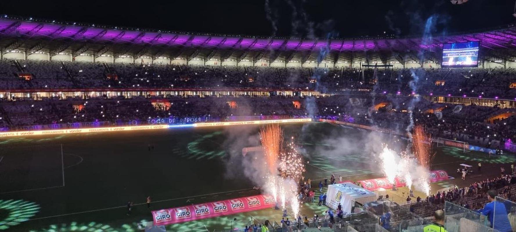 Mineiro teve show de luzes e iluminao especial antes do jogo entre Cruzeiro e Ituano pela Srie B do Campeonato Brasileiro. Estdio aderiu  campanha Outubro Rosa, de conscientizao da sociedade para a preveno do cncer de mama. Houve ainda espetculo com fogos e aes de patrocinadores do clube na esplanada para o torcedor, que festejou com o time o ttulo da Srie B do Brasileiro