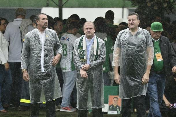 Chegada dos corpos das vítimas à Arena Condá emocionou muito familiares e público