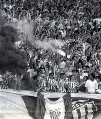 Torcida do Villa tambm marcou presena 