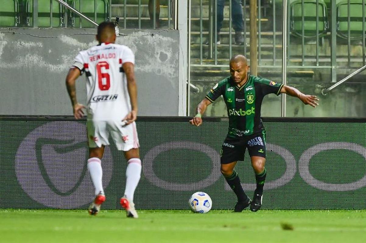 O lateral-direito Patric teve seu contrato renovado com o América até o fim de 2022