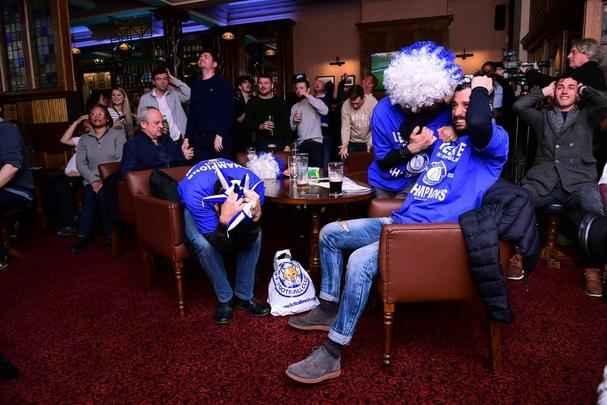 Empate entre Tottenham e Chelsea, por 2 a 2, garantiu o título inglês ao Leicester