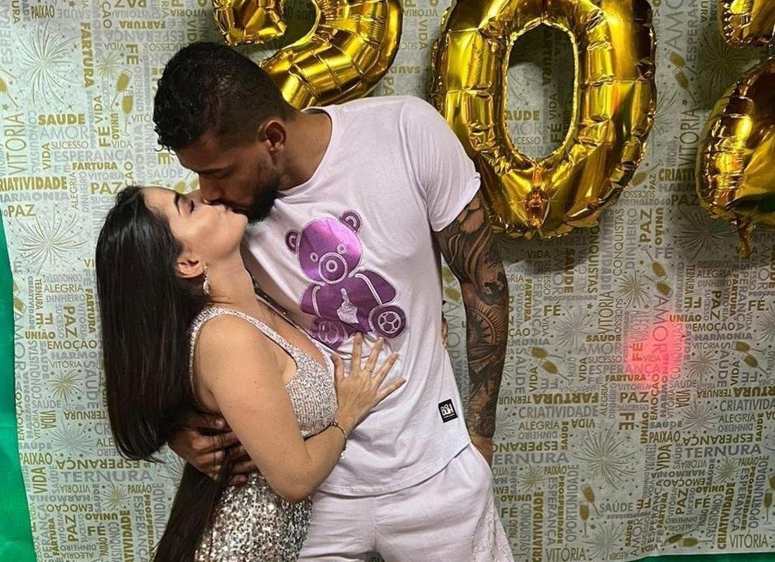 O goleiro Jori comemora a virada de ano com a esposa