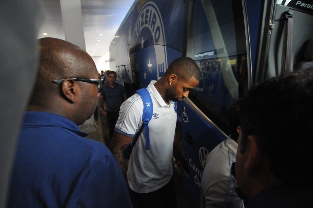 No desembarque do Cruzeiro em Confins, aps o jogo contra o Cear, tcnico Rogrio Ceni foi ovacionado por torcedores presentes no aeroporto. J o meia Thiago Neves, apontado como piv do atrito com o tcnico, foi criticado. Assim como treinador, goleiro Fbio foi ovacionado pelos cruzeirenses na chegada.