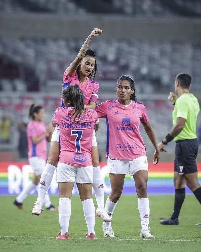 Em preliminar de Cruzeiro x Ituano pela Srie B, o time feminino da Raposa, conhecido como Cabulosas, goleou o Araguari por 8 a 0 pela terceira rodada do Campeonato Mineiro Feminino. Equipe cruzeirense estreou o uniforme rosa, confeccionado pela Adidas em homenagem  campanha Outubro Rosa, de conscientizao contra o cncer de mama