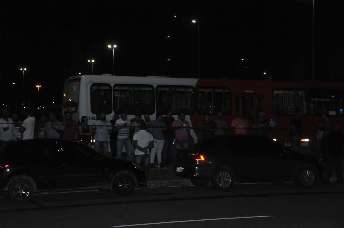 Jogadores do Atltico desembarcaram nesta quinta-feira, em Confins, na Grande Belo Horizonte, aps eliminao vexatria para Afogados-PE na Copa do Brasil. Demitidos, tcnico Rafael Dudamel, diretor de futebol Rui Costa e gerente de futebol Marques estavam junto com a delegao, mas no concederam entrevista.