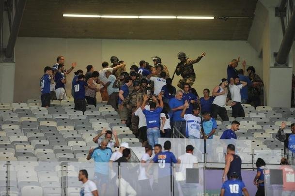 Depois de derrota do Cruzeiro para o Palmeiras e da confirmao do rebaixamento, Mineiro virou praa de guerra, com ira da torcida, depredaes e bombas