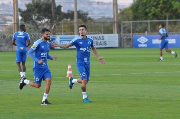 Cruzeiro iniciou sua intertemporada nesta segunda-feira na Toca da Raposa II. Tcnico Mano Menezes contou com elenco completo. Grupo agora comea preparao para decises com Atltico na Copa do Brasil, River Plate na Copa Libertadores e 29 rodadas restantes do Campeonato Brasileiro