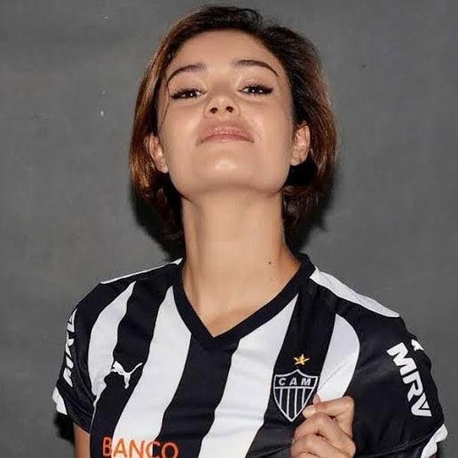 Esposa de Daniel de Oliveira, a atriz Sophie Charlotte tomou apreo pelo Atltico a partir da convivncia com o marido.  mais uma famosa atleticana.