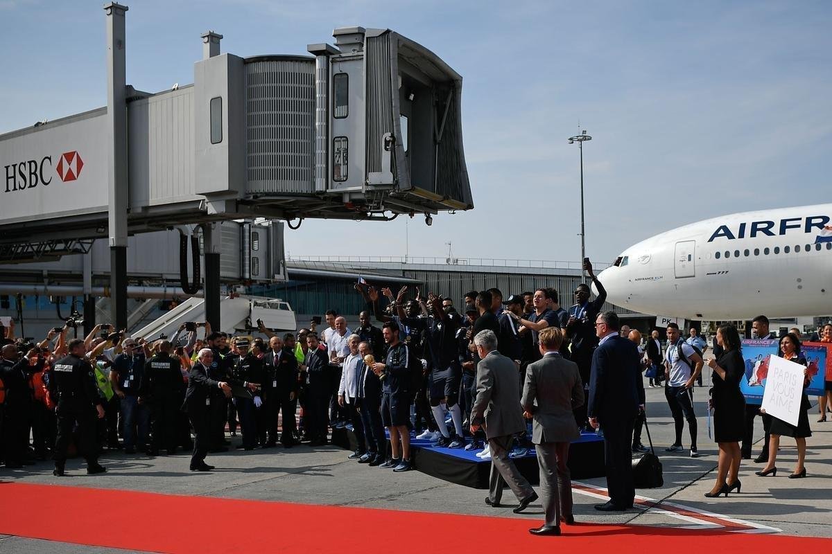 Aps conquistar o ttulo de campe do mundo, Seleo da Frana volta para casa e  recebida com festa no aeroporto de Paris