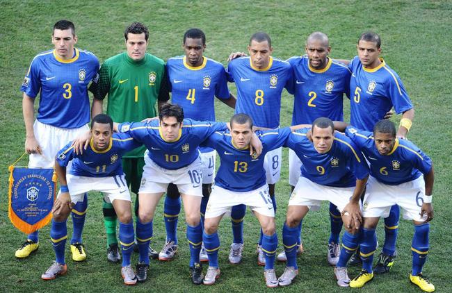 2010 - Brasil utilizou o kit reserva em 2010. Camisa azul voltou a ter detalhes amarelos ao invés de brancos