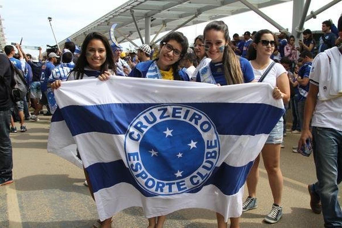 Na chegada ao Aeroporto de Confins, jogadores do Cruzeiro, campees brasileiros, fizeram festa com a torcida e at subiram no teto do nibus do clube