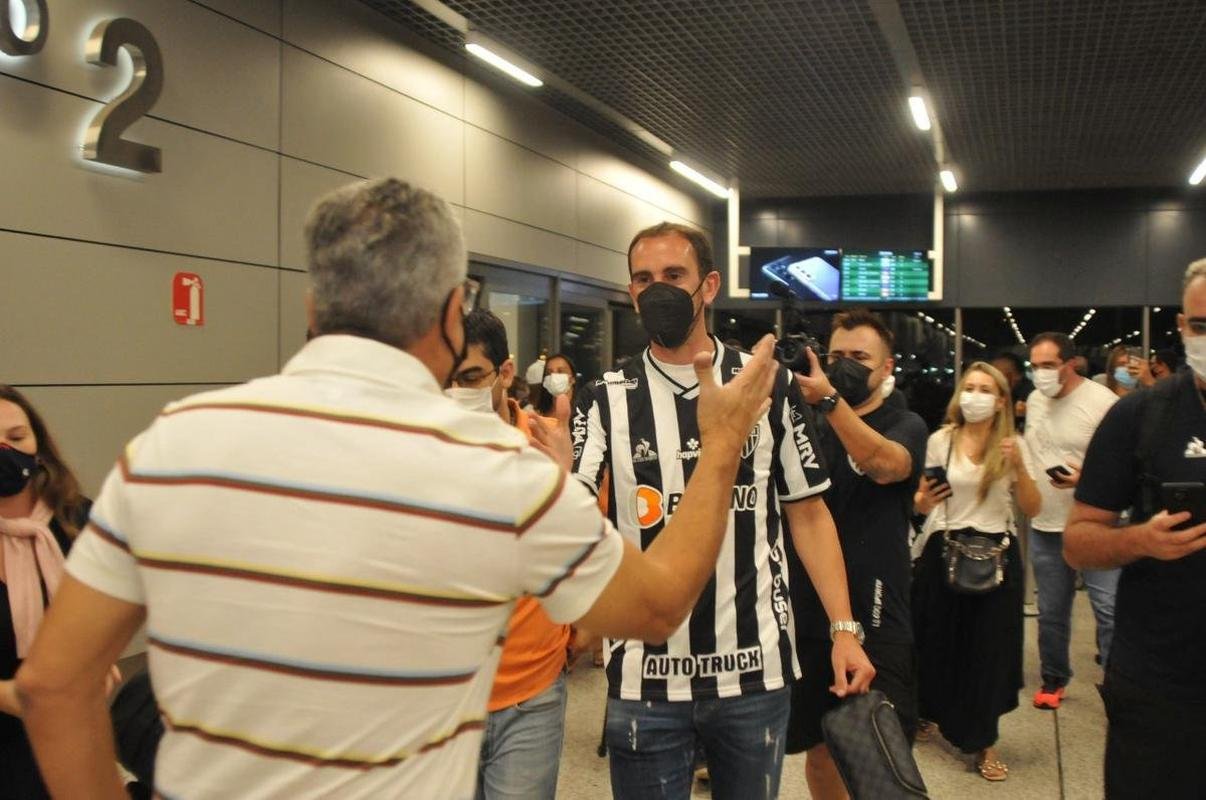 Novo reforo do Atltico, zagueiro uruguaio Diego Godn recebe carinho da torcida no desembarque em Confins