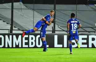 Fotos do primeiro tempo de Racing e Cruzeiro, no El Cilindro, pela Copa Libertadores. Arrascaeta empatou para o Cruzeiro, de cabea, aps cruzamento de Egdio