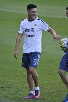 Seleo Argentina treinou nesta tera na Cidade do Galo com Lionel Messi. O craque cobrou faltas, afiou a pontaria e, em seguida, deixou a atividade mais cedo para se poupar. Na parte final, o tcnico Bauza orientou um trabalho em campo reduzido