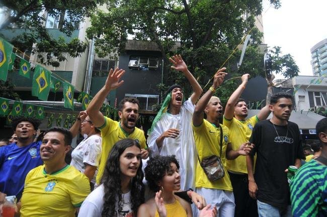 Na regio da Savassi, em BH, torcedores vibram com vitria do Brasil sobre a Sua, por 1 a 0, pela segunda rodada do Grupo G da Copa do Mundo do Catar
