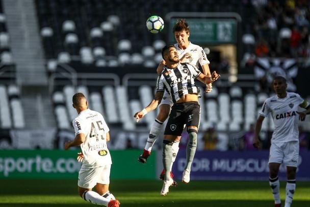 Veja as imagens do jogo entre Botafogo x Atlético, realizado no estádio Nilton Santos, no Rio de Janeiro