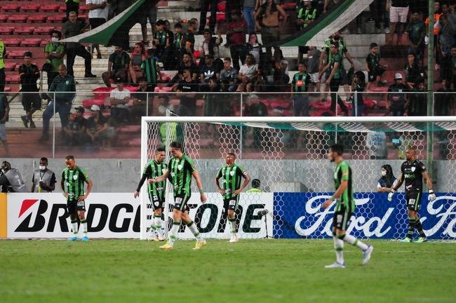 Desolao dos jogadores do Amrica, no Independncia, com a derrota por 3 a 2 para o Tolima, de virada, pela terceira rodada do Grupo D da Copa Libertadores. Coelho esteve  frente do placar duas vezes, mas permitiu reao dos colombianos no Horto. Situao do time mineiro  complicada na competio.