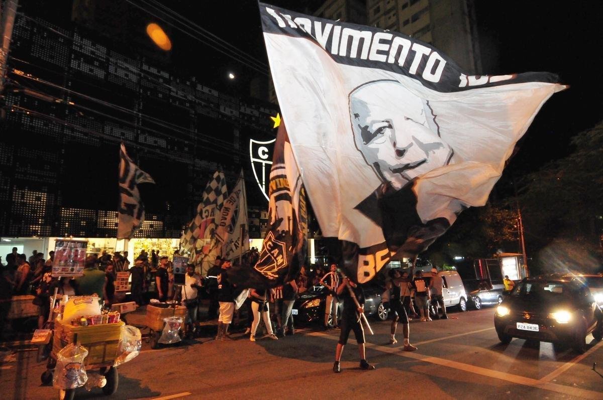 Fotos da festa da torcida do Atltico na sede do clube pelo aniversrio de 110 anos