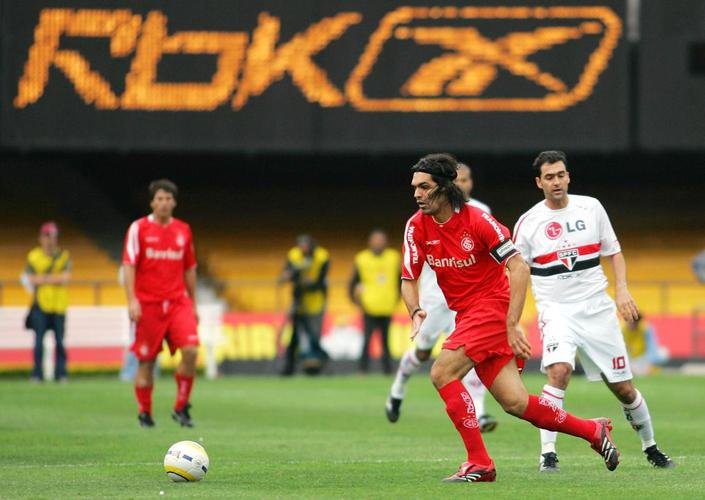 Campeonato Brasileiro de 2006 - So Paulo e Internacional disputavam a liderana pelo Campeonato Brasileiro. O Tricolor tinha um ponto a mais antes do confronto direto no Morumbi, pela 24 rodada. Em casa, o time paulista venceu e iniciou a disparada para conquistar o ttulo com grande vantagem (78 a 69).